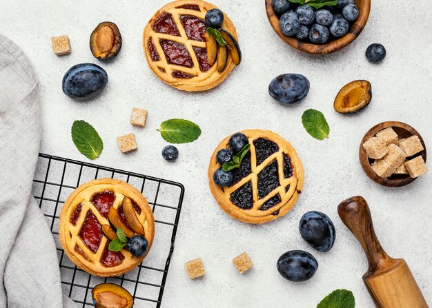 Flache Lage von leckeren Kuchen mit Früchten