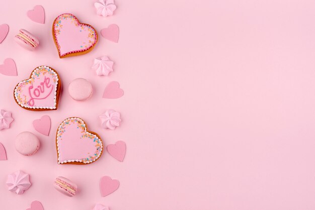 Flache Lage von macarons und von herzförmigen Plätzchen für Valentinstag