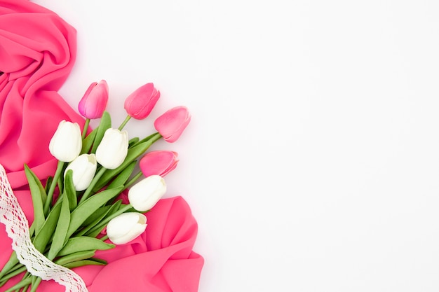Flache Lage von rosa und weißen Tulpen
