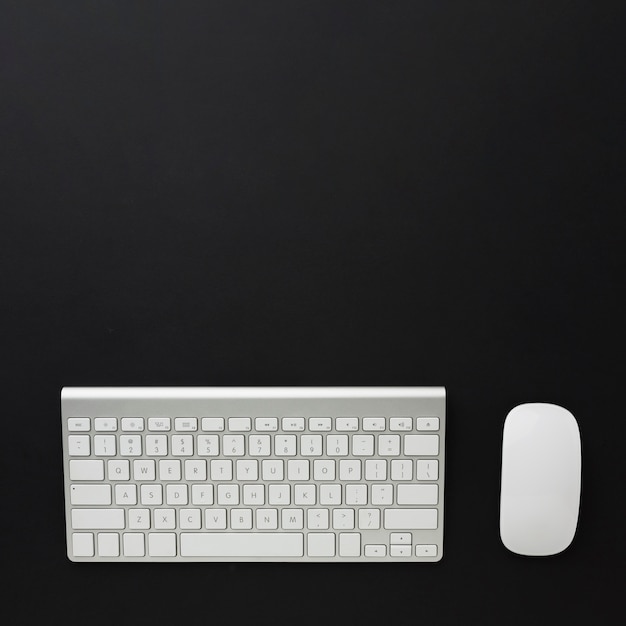 Flache Lage von Tastatur und Maus auf dem Desktop