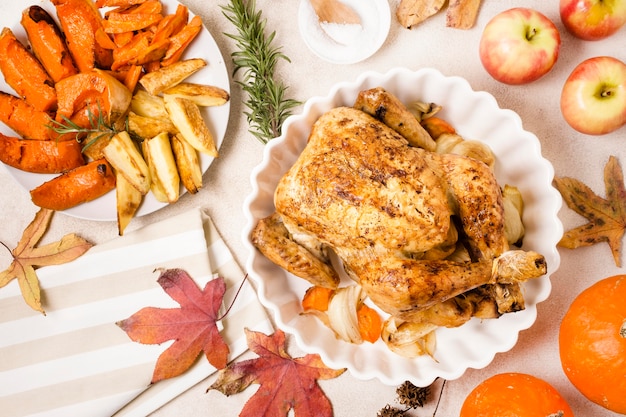 Flache Lage von Thanksgiving-Brathähnchen auf Teller mit anderen Gerichten