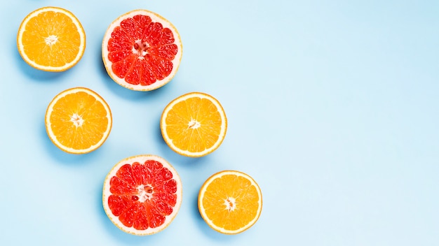 Flache Lage von tropischen Orangen und Grapefruits