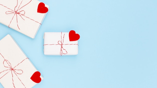 Flache lage von valentinstaggeschenken mit herzen und kopienraum