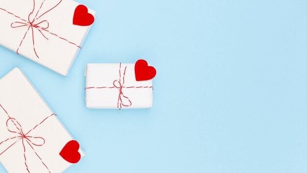 Flache Lage von Valentinstaggeschenken mit Herzen und Kopienraum