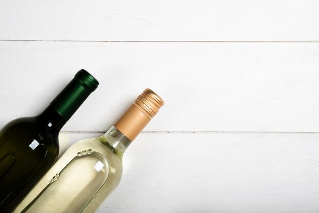 Flache Lage von zwei Flaschen Weißwein