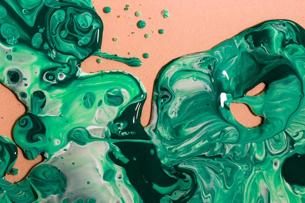 Flache Lageanordnung mit grüner Farbe auf Pfirsichhintergrund