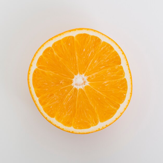 Flache Lageanordnung mit halber Orange auf weißem Hintergrund