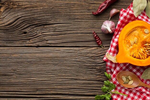 Flache Lagekürbiscremesuppe und Holzlöffel mit Bestandteilen und Kopienraum