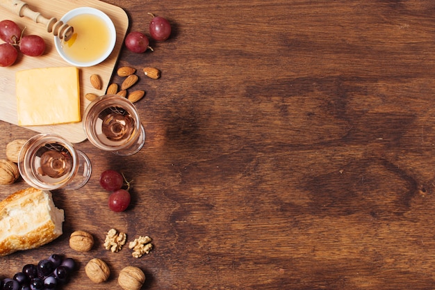 Flache Lagepicknickgute sachen auf hölzernem Hintergrund mit Kopienraum