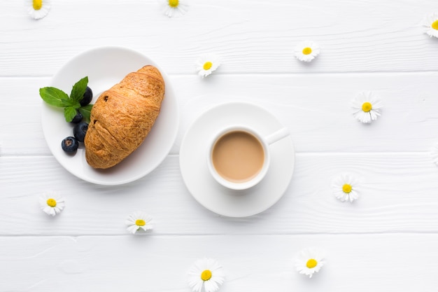 Flache Lagezusammensetzung eines geschmackvollen Frühstückstisches