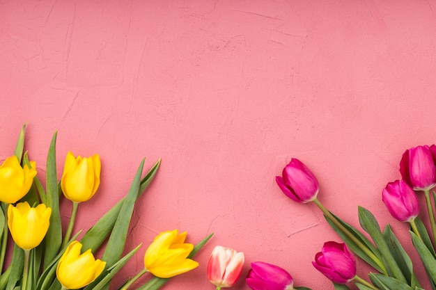 Flache Lagezusammensetzung von Blumen mit copyspace