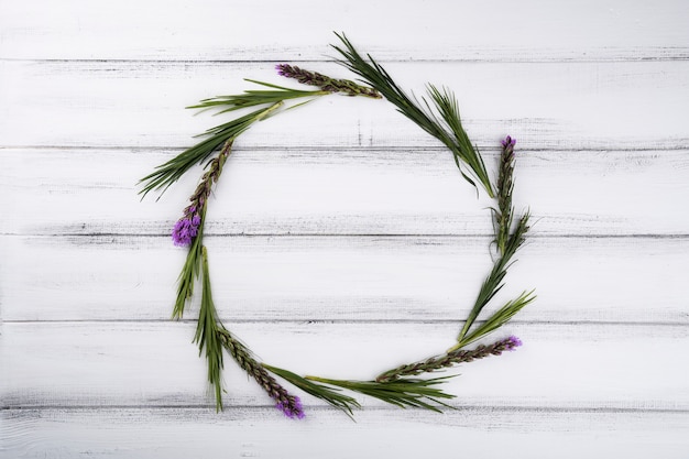 Flache Lagezusammensetzung von Blumen mit Rahmenkonzept