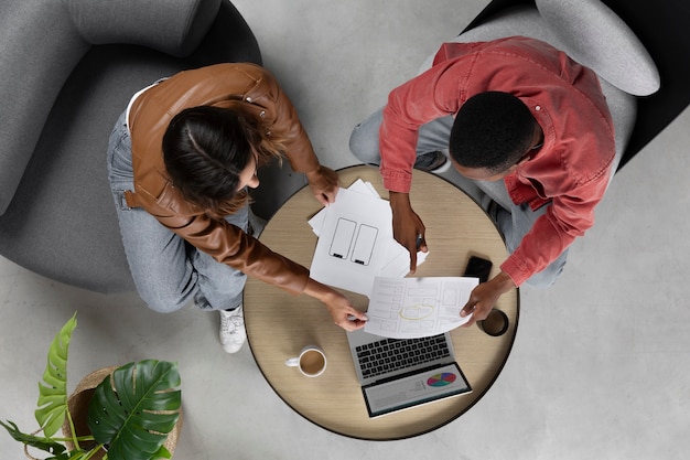 Kostenloses Foto flache laien, die mit dokumenten arbeiten