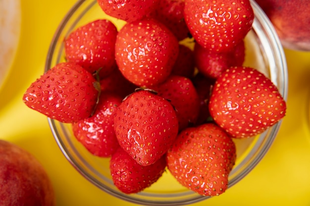 Flache Laienerdbeeren in einer Schüssel auf einfachem Hintergrund