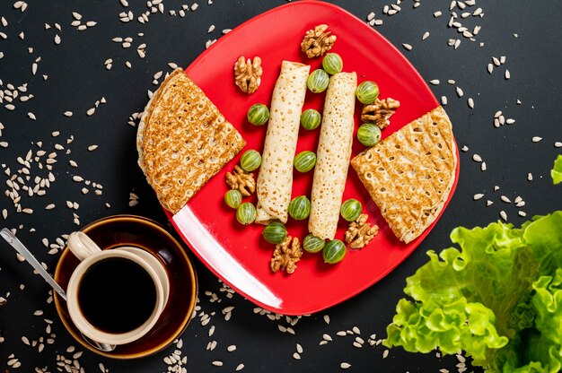 Flache Laienkreppanordnung mit Tasse Kaffee auf einfachem blackground