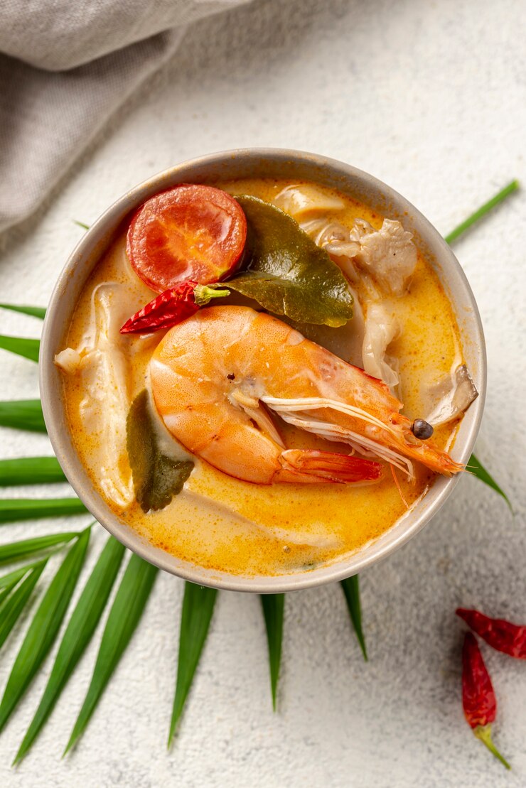 Kostenlose Foto flache laiensuppe in schüssel mit garnelen