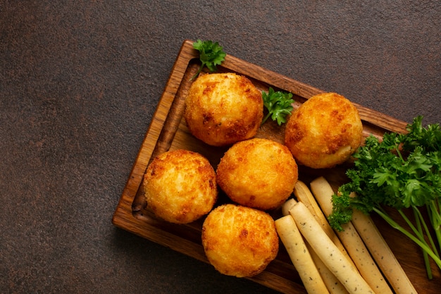 Kostenloses Foto flache leckere frittierte kroketten