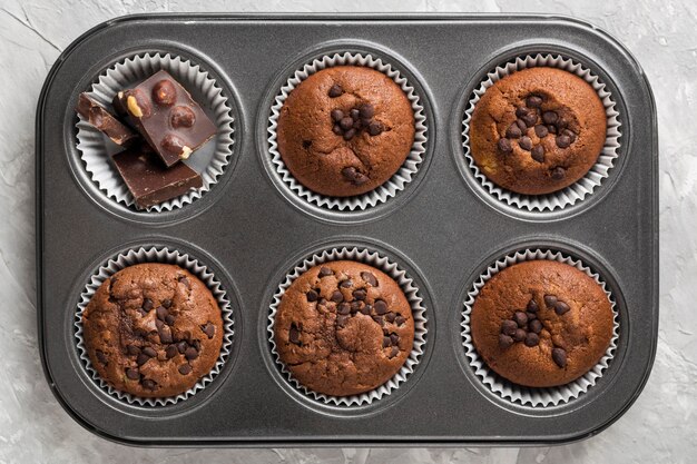 Flache leckere Muffins und Schokoladenstücke