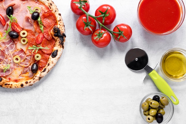 Kostenloses Foto flache leckere pizza mit sauce