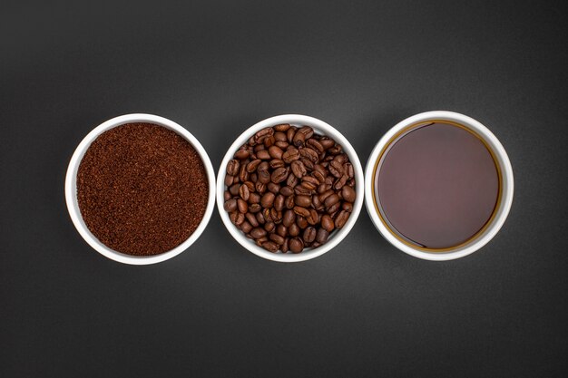Flache legen Kaffeeanordnung auf schwarzem Hintergrund
