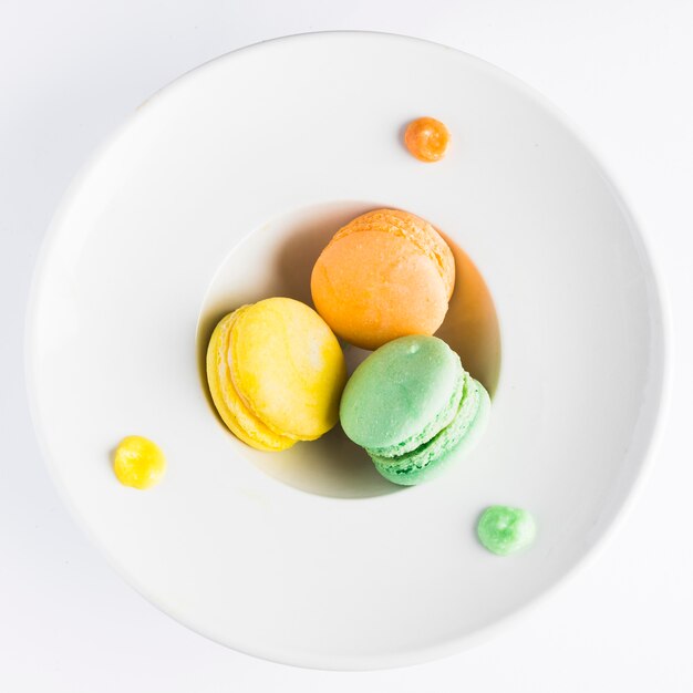 Flache Macarons in tiefe Platte legen