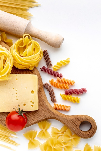 Flache Mischung aus ungekochten Nudeln mit Tomaten und Hartkäse