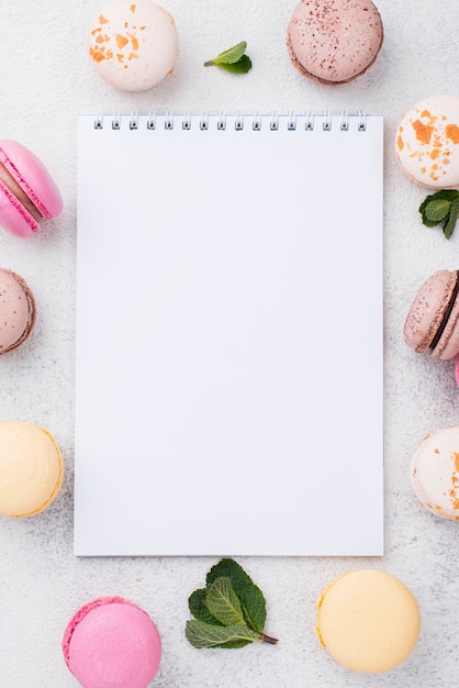 Kostenloses Foto flache notebook mit macarons und minze