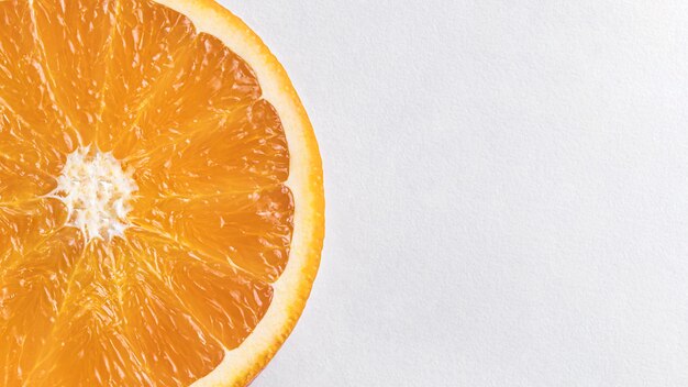 Flache orangefarbene Scheiben mit Kopierraum