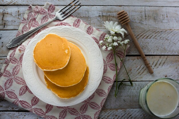 Flache Pfannkuchen auf Teller legen