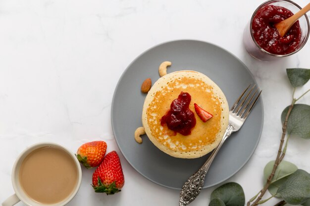 Flache Pfannkuchen mit hausgemachter köstlicher Marmelade