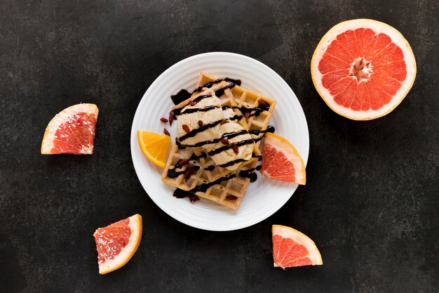 Flache Platte mit Waffeln mit Eisschokoladensauce