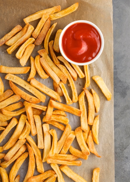 Flache Pommes Frites mit Ketchup-Sauce