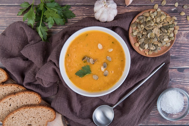 Flache Sahnesuppe mit Brotscheiben