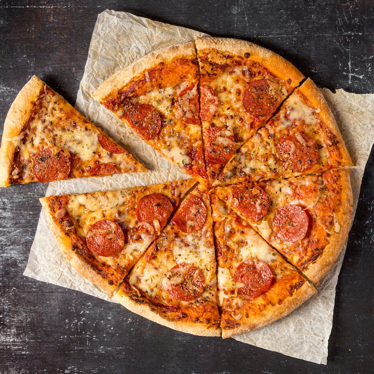 Kostenlose Foto flache scheiben salami-pizza