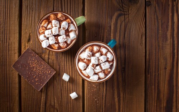 Flache Schokoladentafel und heiße Pralinen mit Marshmallows