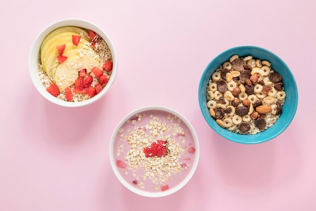 Flache Schüssel mit Müsli und Früchten