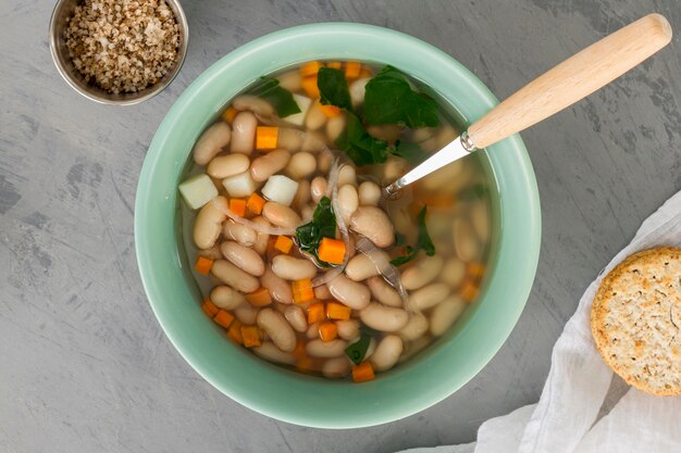 Flache Schüssel mit weißer Bohnensuppe