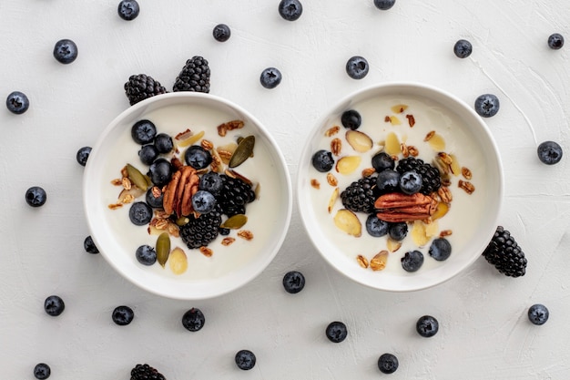 Flache Schüsseln mit Joghurt und Früchten