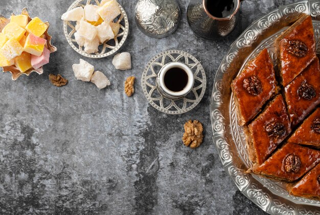 Flache Süßigkeiten und Kaffeetasse