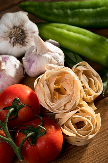 Flache Tagliatelle mit Basilikum und Gemüse