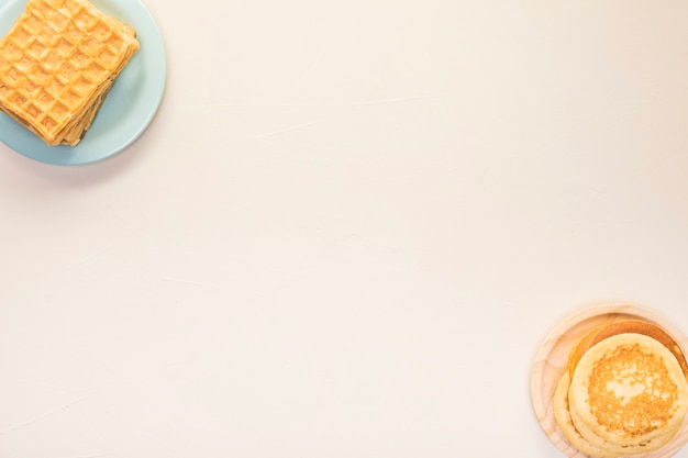 Kostenloses Foto flache verpflegung mit pfannkuchen und waffeln
