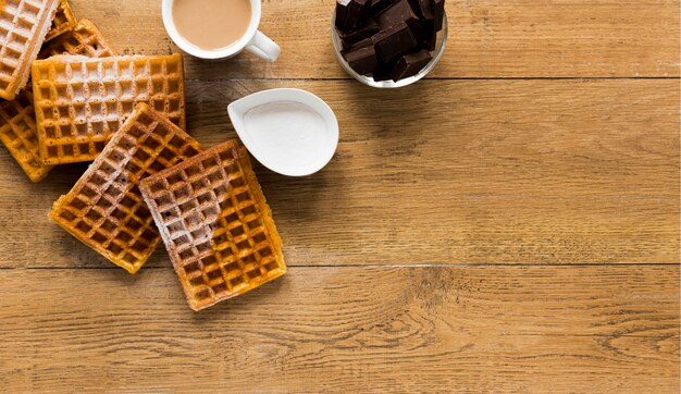 Flache Waffellage auf Holzoberfläche mit Kopierraum