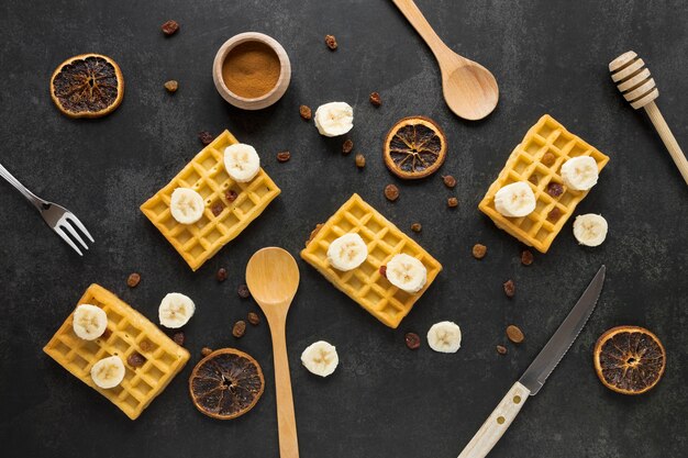 Flache Waffellage mit getrockneten Zitrusfrüchten und Bananen