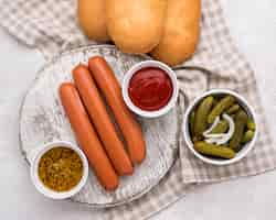 Kostenloses Foto flache wurst mit brötchen und sauce