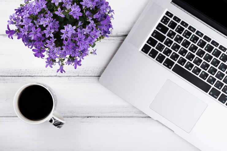 Kostenlose Foto flache zusammensetzung von blumen und laptop