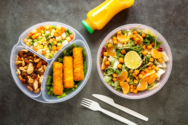 Flache Zusammensetzung von leckerem Batch-Essen gekocht