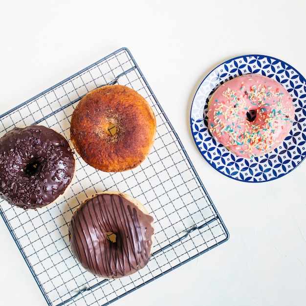 Kostenloses Foto flache zusammensetzung von leckeren donuts