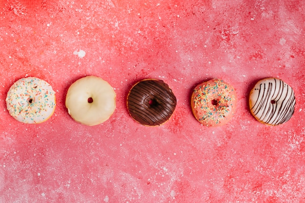 Flache Zusammensetzung von leckeren Donuts