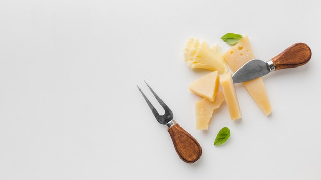 Flache Zusammenstellung des Feinschmecker-Käses und der Käsemesser mit Kopienraum