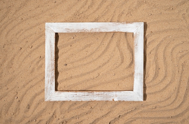 Flacher alter Rahmen auf Sand